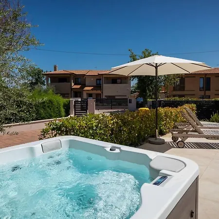 Villa Modern Vallis With Pool And Jacuzzi In *
