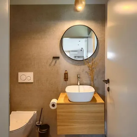 Modern Vallis With Pool And Jacuzzi In Villa *