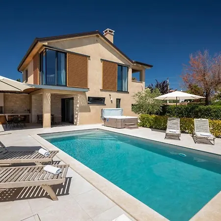 Modern Vallis With Pool And Jacuzzi In Villa *