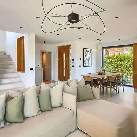 Villa Modern Vallis With Pool And Jacuzzi In