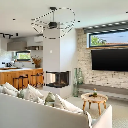 Villa Modern Vallis With Pool And Jacuzzi In *