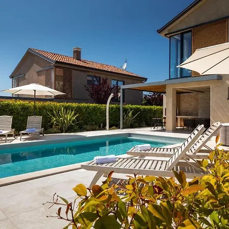 Villa Modern Vallis With Pool And Jacuzzi In *