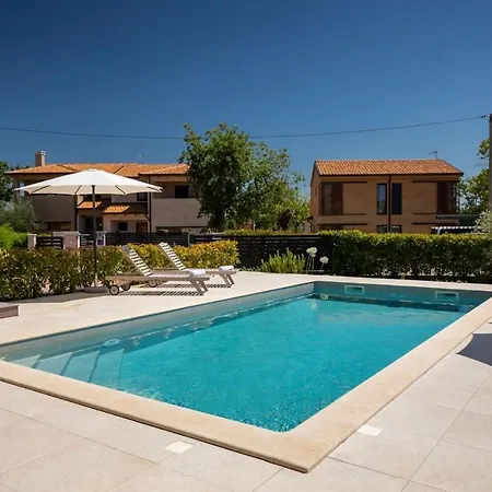 Villa Modern Vallis With Pool And Jacuzzi In